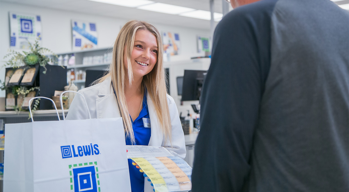 A pharmacist shows a customer a smart pack.